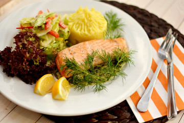 łosoś z ziemnikami