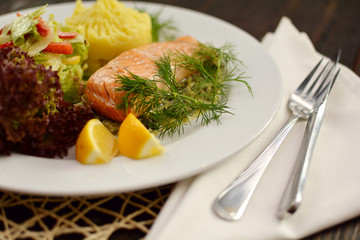 łosoś z ziemnikami