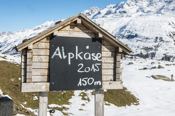 Reklame für Alpkäse an der Furkpass-Strasse ob Realp, Uri, Schweiz