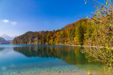 Der Alpsee in Hohenschwangau im Allgäu  im Herbst