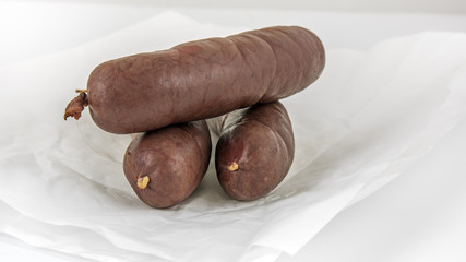 trois boudin noir cru sur papier