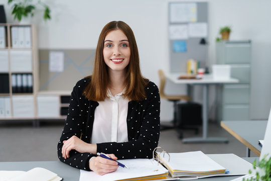 moderne frau am arbeitsplatz im büro