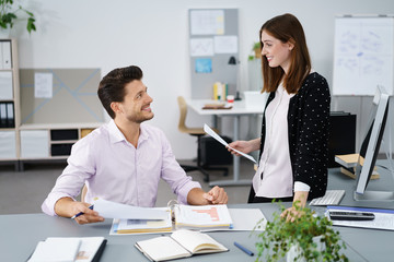 Fototapeta premium kollegen unterhalten sich im büro