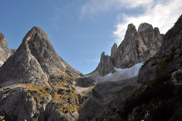 Dolomites  / The Dolomites  are a mountain range located in northeastern Italy. They form a part of the Southern Limestone Alps and extend from the River Adige to the Piave Valley.