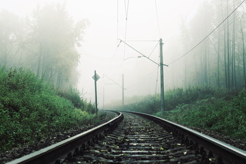 туманный ландшафт с железной дорогой © bu_photo