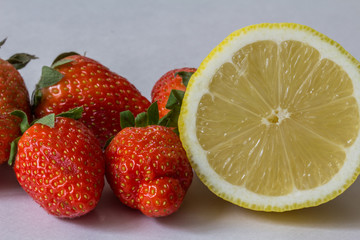 Fototapeta na wymiar Erdbeeren und Zitrone