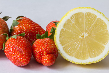Erdbeeren und Zitrone