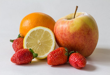 Obstvariation, Erdbeeren, Zitrone, Apfel und Orange
