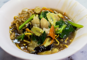 Noodles with vegetables and mushrooms