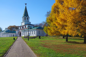 Fototapeta na wymiar MOSCOW, RUSSIA - October 21, 2015: Autumn day in the Kolomenskoy