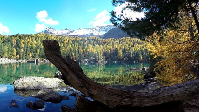 laghetto alpino in autunno - lago Saoseo (CH)