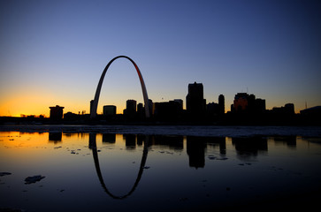 Obraz premium The St. Louis, Missouri Gateway Arch and skyline
