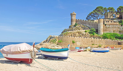 Fototapeta na wymiar am Strand von Tossa de Mar an der Costa Brava,Katalonien,Spanien