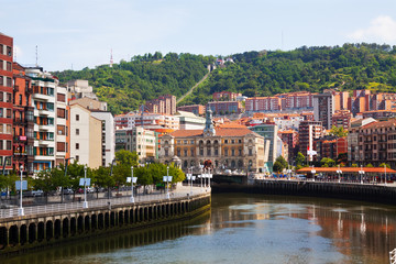 Obraz premium Nabrzeże rzeki i domy. Bilbao
