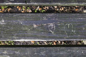 Herzen in Hoz geritzt