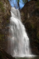 Fototapeta premium cascata con arcobaleno