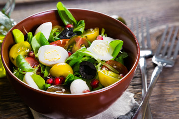 Salad with cherry tomatoes, quail eggs and mozzarella