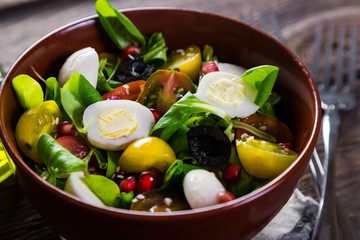 Salad with cherry tomatoes, quail eggs and mozzarella