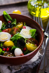 Salad with cherry tomatoes, quail eggs and mozzarella