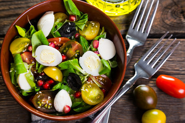 Salad with cherry tomatoes, quail eggs and mozzarella