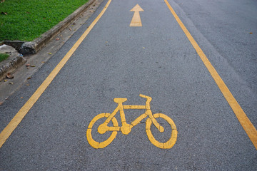 Obraz premium bycicle lane in the park