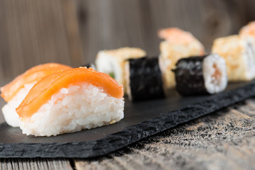 Sushi mit Algen und Reis auf Schiefer