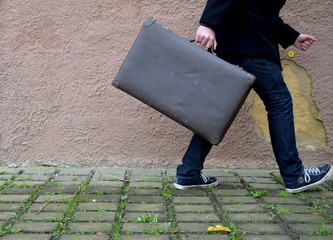 Mann mit Koffer in Eile