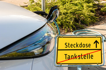Ortseingangsschild Steckdose/Tankstelle