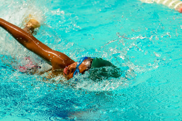 Obraz na płótnie Canvas Young boy swimming