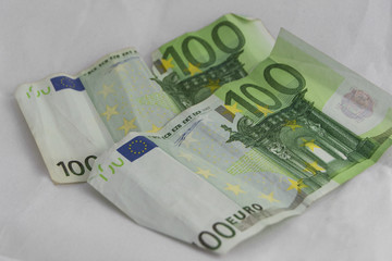 Billetes de euro apilados