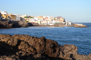 Mała wioska rybacka Los Abrigos na Teneryfie - obrazy, fototapety, plakaty