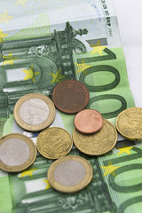 Billetes y modenas de euro apilados - obrazy, fototapety, plakaty
