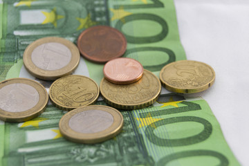 Billetes y modenas de euro apilados
