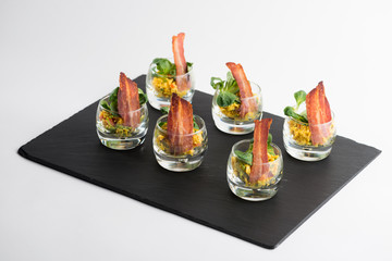 Speckship mit Reissalat als Vorspeise