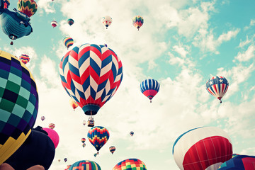 Naklejka premium Vintage hot air balloons in flight