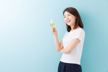 ワインを飲む女性