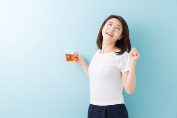 お茶を飲んでリラックスする女性