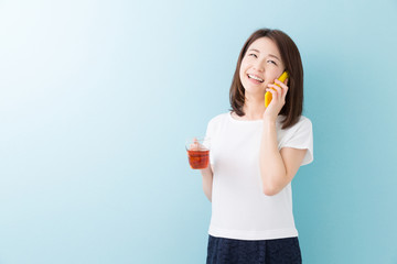 電話をする女性