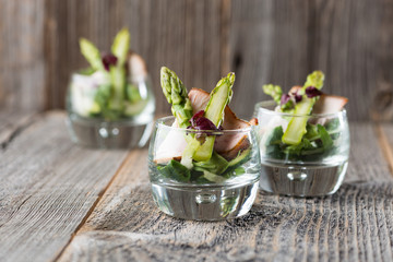 Grüner Spargel köstlich serviert