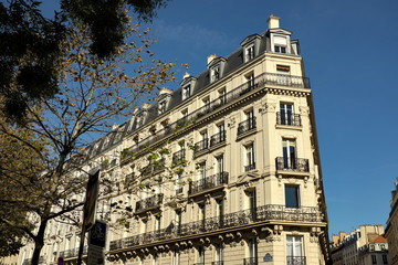 Fototapeta premium Immeuble ancien en pierre blanche à l'angle d'une rue.