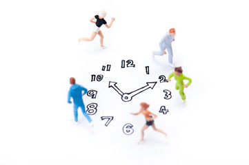 時計の周りを走る人