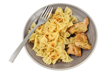 Farfalles et morceaux d'escalope dans une assiette
