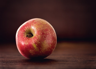 Boskop Apfel auf Holztisch