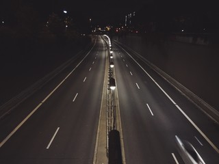 Fototapeta na wymiar Leere Schnellstrasse bei Nacht
