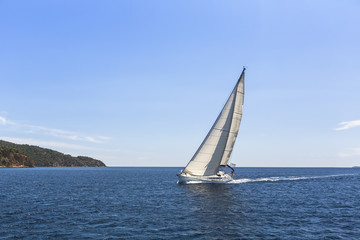 Obraz premium Sailing ship yachts with white sails in the Mediterranean Sea.