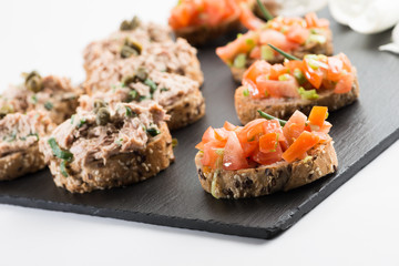 Thunfisch- und Tomatenhappen als Vorspeise