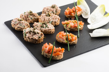 Thunfisch- und Tomatenhappen als Vorspeise