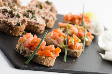 Thunfisch- und Tomatenhappen als Vorspeise