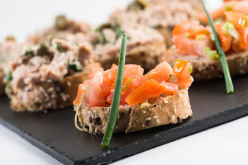 Thunfisch- und Tomatenhappen als Vorspeise