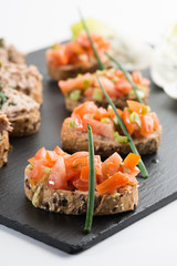 Thunfisch- und Tomatenhappen als Vorspeise